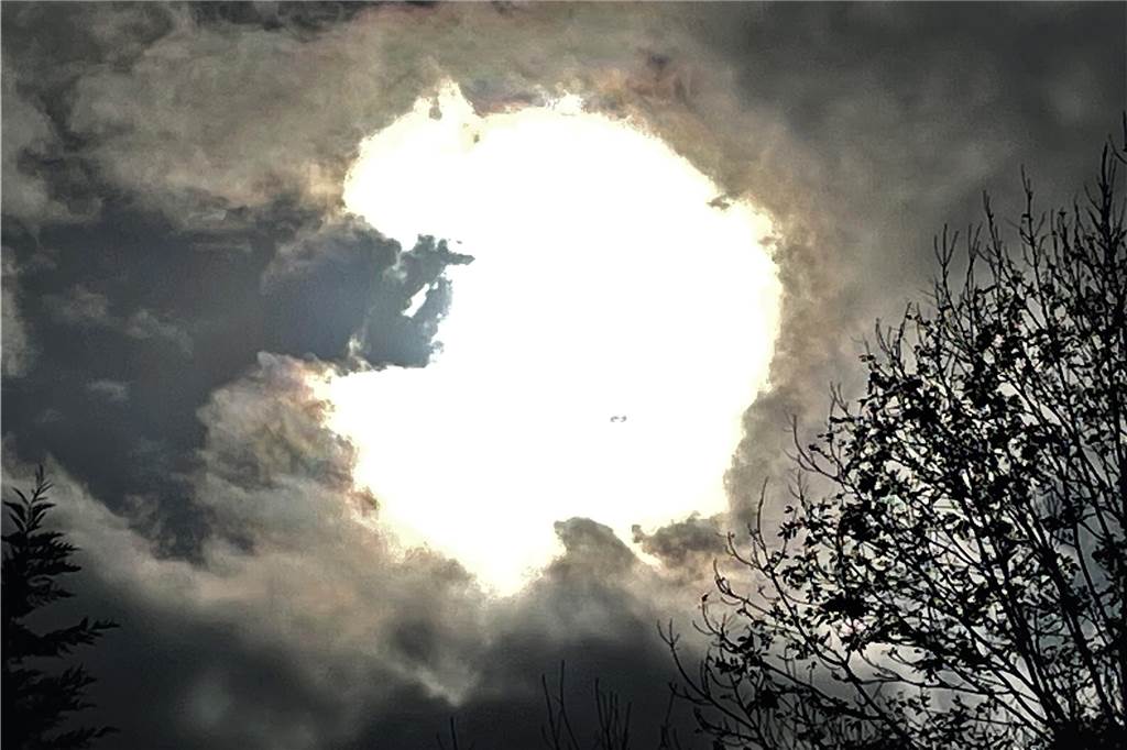 Dieses Bild bot sich vielen Betrachtern: Die Wolkendecke riss zwar an manchen Stellen kurz auf, aber meist war die Sonne doch noch verdeckt.