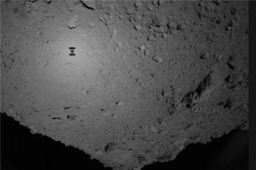 Dieses Bild der Japan Aerospace Exploration Agency (JAXA) zeigt den Schatten der Raumsonde Hayabusa 2 über dem Asteroiden Ryugu. Foto: JAXA via AP