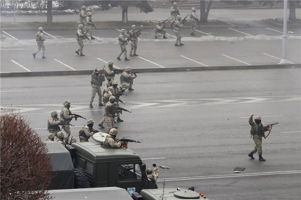 Wilo-Chef und Honorarkonsul sieht besorgt auf die Lage in Kasachstan Dieses Bild der russischen Staatsagentur Tass zeigt Sicherheitskräfte, die eingesetzt wurden, um die Massenunruhen in Almaty und anderen Städten Kasachstans zu beenden. In Almaty eröffnete Wilo 2018 eine Tochtergesellschaft mit 200 Beschäftigten. Die Proteste in Kasachstan wurden am 2. Januar durch steigende Kraftstoffpreise in den Städten Zhanaozen und Aktau ausgelöst und breiteten sich rasch über das ganze Land aus.