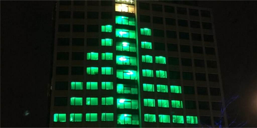 Dieses Bild dürfte der Vergangenheit angehören: Angesichts der Energiekrise wird das Rathaus sich dieses Jahr in der Vorweihnachtszeit wohl nicht in einen Tannenbaum verwandeln.