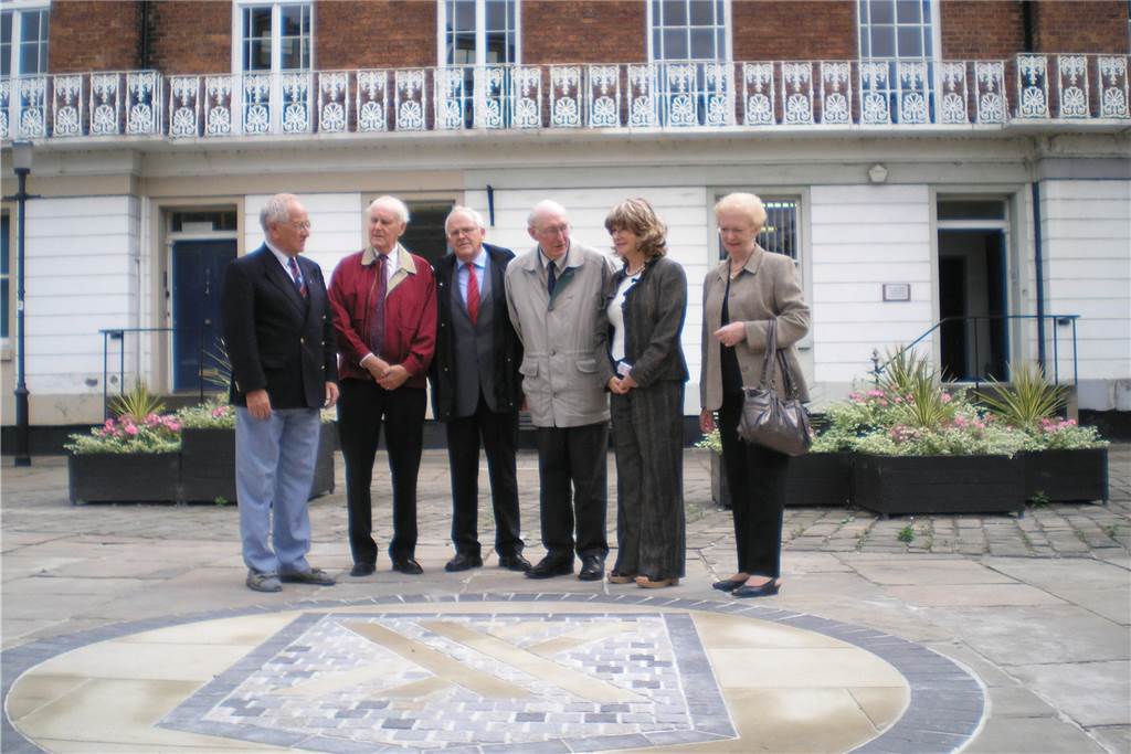 Dieses Bild entstand im Jahr 2013: Norman Hazell (ehem. Bürgermeister von Wakefield, v.l.), Keith Rhodes (Ratsmitglied in Wakefield), Karl Josef Krekeler (ehemaliger Ratsherr in Castrop-Rauxel), Colin Peaker (ehemaliger Ratsherr in Wakefield), Denise Jeffery, Betty Rhodes (beide Ratsmitglied in Wakefield) vor dem Castrop-Rauxeler Stadtwappen in der Partnerstadt Wakefield.