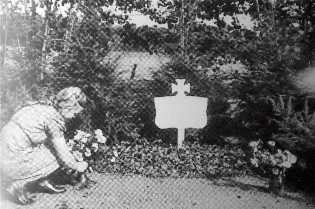 Heimatverein hat Schicksal von Albrecht Risop schon lange dokumentiert Dieses Bild erschien 2004 im Buch "Erinnerungen an eine schwere Zeit" des Oedinger Heimatvereins. Es zeigt eine junge Oedingerin, die Blumen an der ersten Gedenkstelle für Albrecht Risop ablegt.
