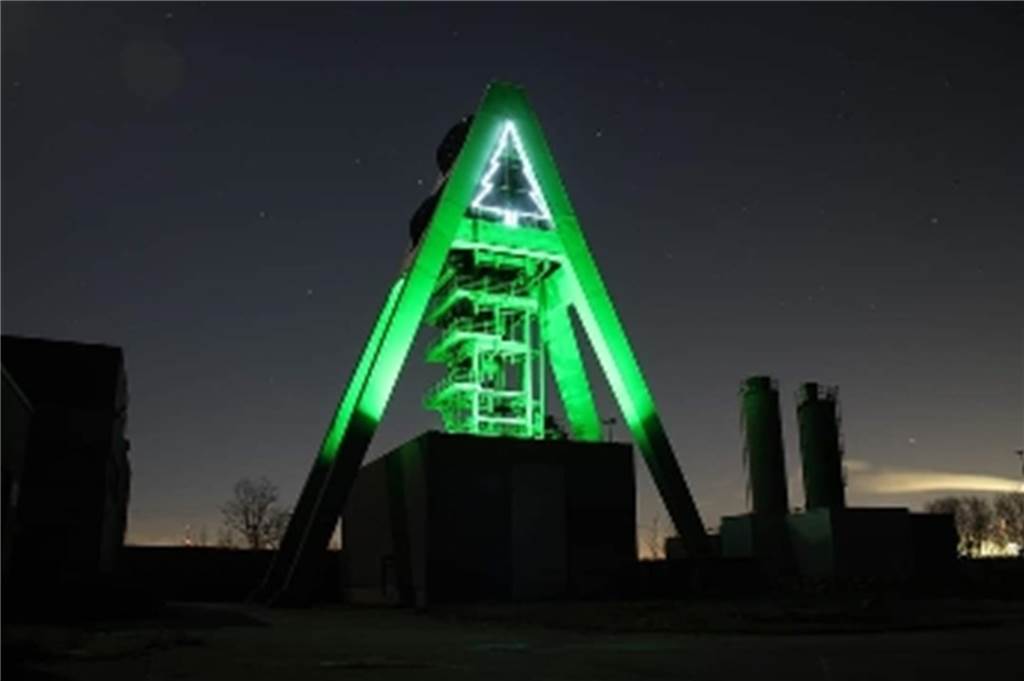 Elektrik zerstört: Anstelle des AV 8-Zechenturmes leuchtet die Burg Schachtturm mit leuchtendem Tannenbaum.