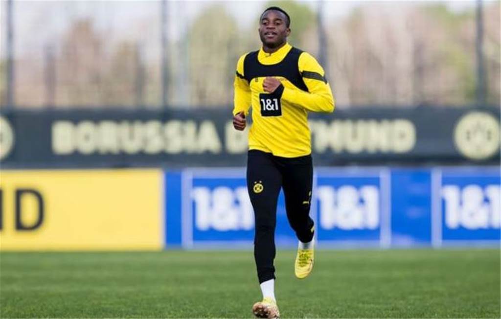 Youssoufa Moukoko läuft über den Trainingsplatz.