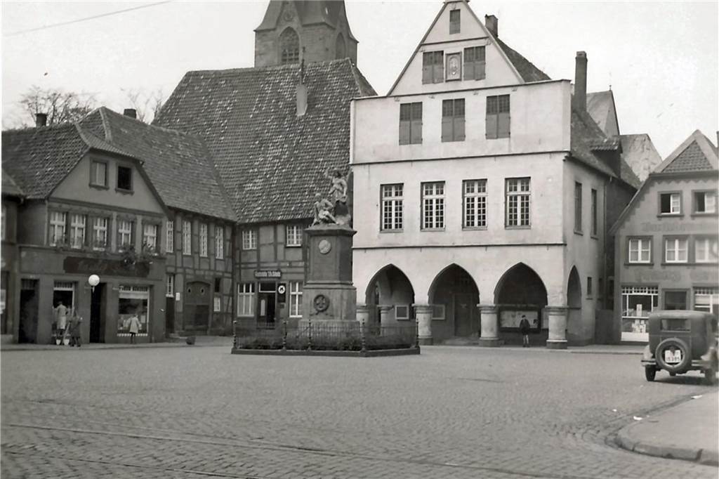 Das Alte Rathaus kann jetzt sprechen - dank eines Podcast-Projekts Dieses Bild stammt aus den 1930er Jahren. Es zeigt ein Denkmal in der Marktplatzmitte und das Rathaus dahinter. Zur Zeit des Nationalsozialismus beherbergte das Rathaus unter anderem die Hitlerjugend.