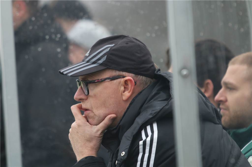 Wie sich Norbert Sander ins Leben zurückkämpfte - der SuS Olfen ist seine Lebensaufgabe Dieses Bild stammt vom 19. Februar 2017 - dem Spiel gegen den FC Marl. Es war sein letztes als Trainer auf der Olfener Bank.