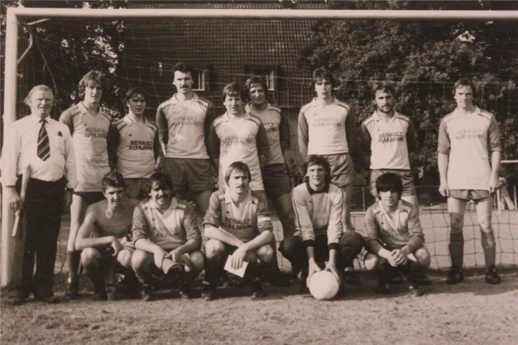 Klub aus dem Kreis Unna schrieb während NS-Zeit Geschichte: Zweimal Vizemeister der Gauliga Dieses Bild von der Mannschaft des BSV Heeren entstand im Sommer 1982 am Altenbögger Rehbusch.