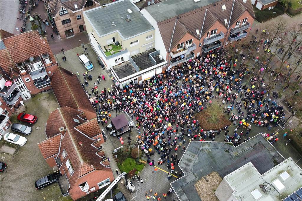 Mehr als 1000 Menschen bei Kundgebung: „Müssen jetzt Flagge zeigen“ Dieses Bild von oben zeigt, wie viele Menschen sich auf dem Katharinenplatz versammelt haben.