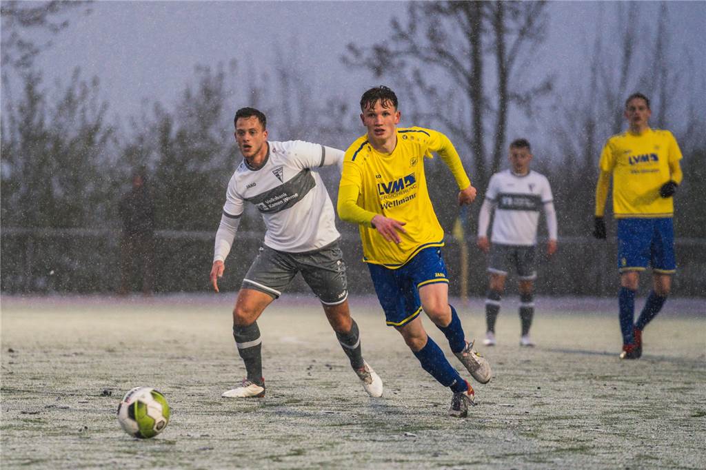 Vom Letzten zum Vorvorletzten: Spieler wechselt zwischen Werner Lokalrivalen Dieses Bild wird es so schnell nicht mehr geben: Elias Heidicker (l.) wird fort an auch in Blau-Gelb auflaufen.