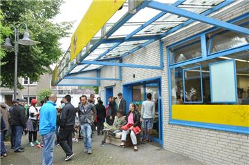 Dieses Bild wird wohl noch öfter das geschehen an der Kleiderkammer bestimmen. Nicht alle Flüchtlinge haben mitbekommen, dass sie sich keine Kleidung aussuchen können.