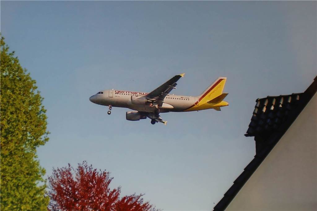 Die (un)erklärlichen Phänomene vom Flughafen Dortmund Dieses Bild wurde einmal aus dem Garten von Ursula Wirtz aufgenommen. Tiefe Überflüge sind für die langjährige Vorsitzende der Schutzgemeinschaft Fluglärm erkennbar nichts Neues. Noch weist wenig darauf hin, dass die Flugzeuge heute regelmäßig tiefer fliegen als einst. Mit einer Verlegung der Landeschwelle aber wird es dazu kommen.