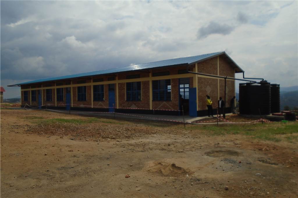 Drei Schulen in Afrika gebaut: Jenny Elvermann und ihr Herzensprojekt Dieses Bild zeigt den Schulneubau in Gorwe im Rohbau.