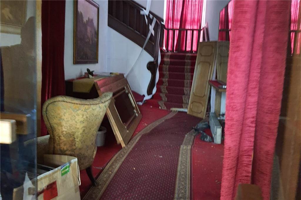 Dieses Bild zeigt die gleiche Ansicht, entstanden am 1. September. Da hatte die Polizei zum zweiten Mal Obdachlose aus Haus Bladenhorst geholt. Auch Einbrecher haben hier und im Nachbarhaus gewütet. Elektroleitungen wurden entfernt, die Heizungsanlage, Türen und Wände wurden eingetreten.