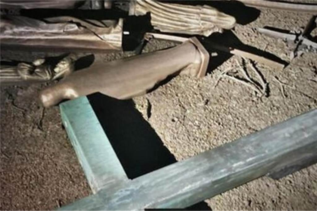 Nach Friedhofs-Plündereien: Verdeckte Ermittlungen und eine Haftstrafe Marienfiguren und ein Kreuz liegen auf dem Boden