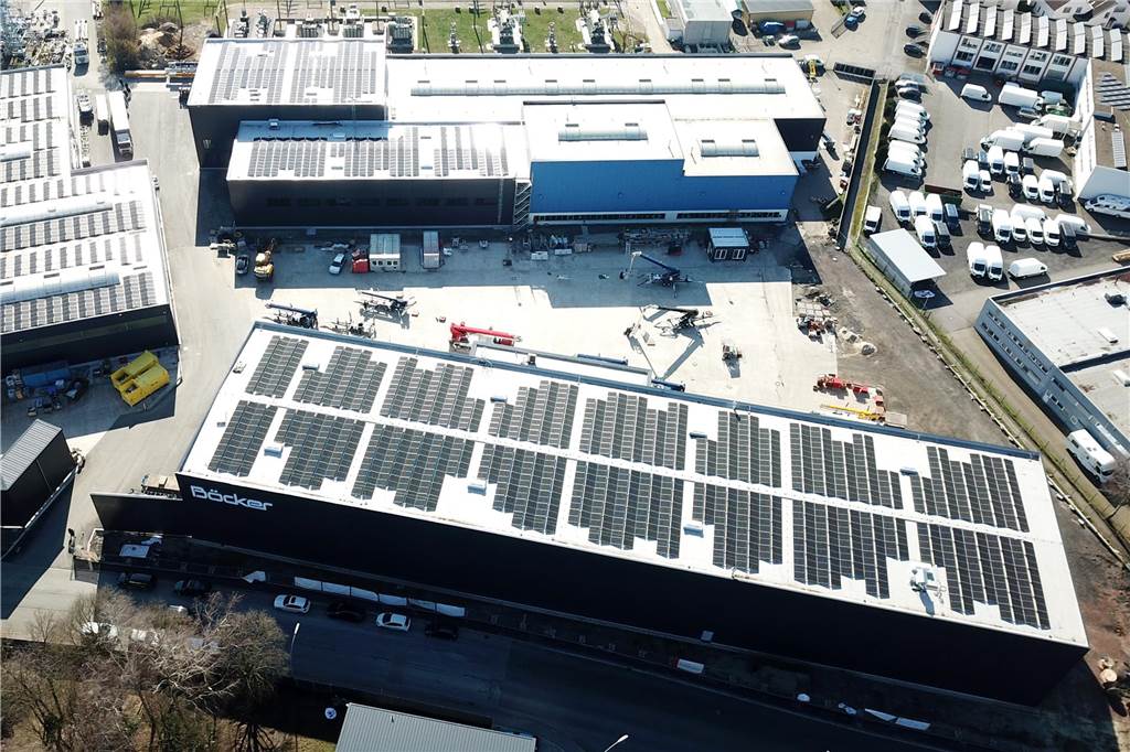 Böcker vermeldet Rekordzahlen: NRW-Firmen verbuchen steigende Umsätze Dieses Drohnenbild aus dem März dieses Jahres zeigt im Vordergrund die neu errichtete Kranmontagehalle. Mittig liegt der neue Checklaufplatz und im Hintergrund zwei Logistikhallen, deren Erweiterung im Frühjahr begonnen wurde.
