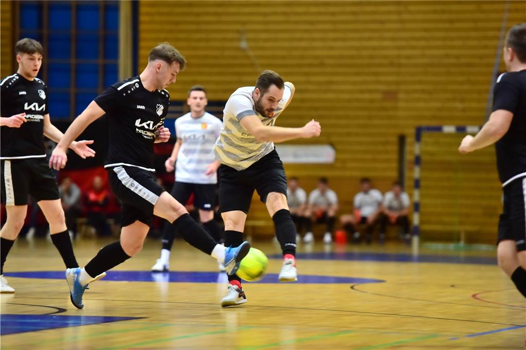 Vierter Titel für Erkenschwick : Westfalenliga-Spitzenreiter beim Mitternachtscup nicht zu stoppen Dieses Duell gab es beim Mitternachtscup zwei Mal - am Anfang und am Ende: Stefan Oerterer (rechts) und die Spvgg. Erkenschwkck setzten sich gegen Nicolai Pakowski und den TuS 05 Sinsen durch.