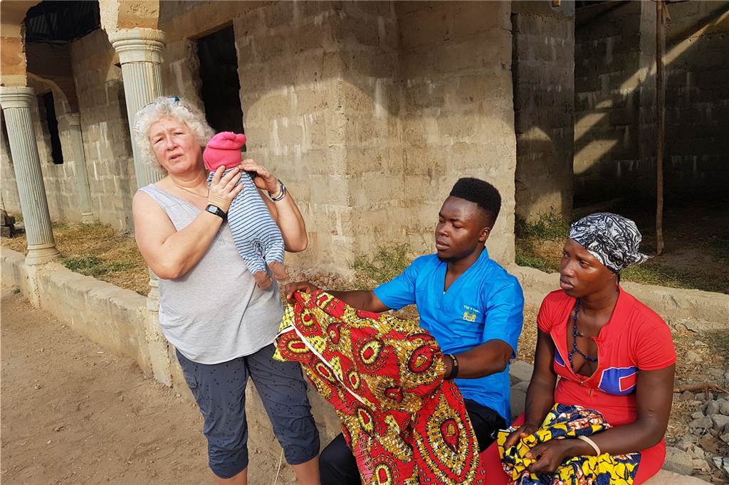 Hilfe für Sierra Leone: „Wenn wir kein Geld haben, können wir nicht weitermachen.“ Dieses etwa drei Monate alte Baby, das Gudrun Gerwien auf dem Arm hält, wäre ohne Baby-Nahrung, die von den Gagus bezahlt wurde, vermutlich verhungert.