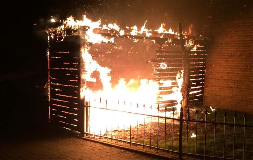 Nach Brandserie: Feuerteufel wurde nie gefasst Dieses Feuer geht auch auf die Rechnung des unbekannten Brandstifters. Anwohner Heiko Traubner hat das Foto seiner brennenden Holzhütte in der Nacht geschossen.