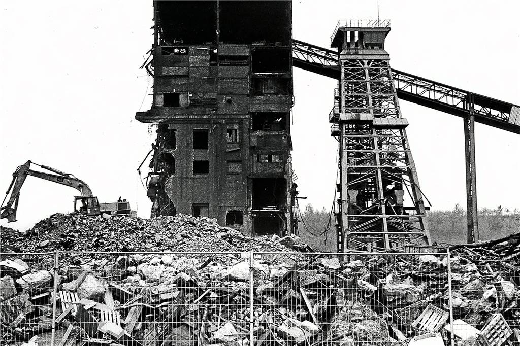 Bergbau stellt Pumpen ab: Welche Auswirkungen hat das für Brambauer? Dieses Foto aus dem Jahr 1994 aus dem Stadtarchiv zeigt die Abbrucharbeiten auf dem Gelände der zwei Jahre zuvor geschlossenen Zeche Minister Achenbach in Brambauer.