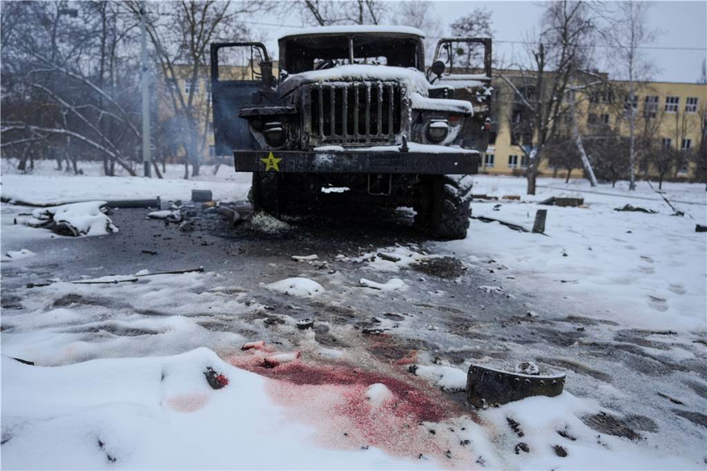 Katja Holtwisch ist schockiert von dem, was in ihrer alten Heimat passiert Dieses Foto aus der Heimatstadt von Katja Holtwisch entstand am Freitag, 25. Februar. Ein Fotograf der Presseagentur dpa hielt die Szene fest: Blut von der Leiche eines Soldaten ist im Schnee neben einem zerstörten russischen Militärfahrzeug mit Mehrfachraketenwerfern am Stadtrand von Charkiw zu sehen.