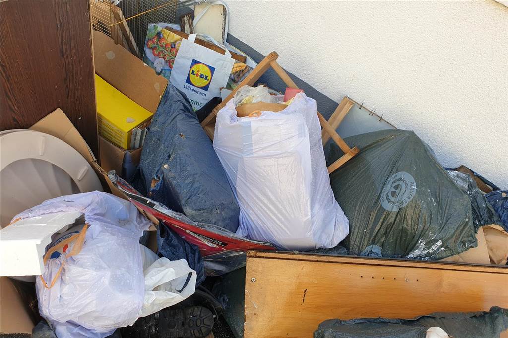 Sperrmüll: EDG spricht von „ekelerregendem“ Schmutz – Verwirrung in Steinhammerstraße Normaler Hausmüll, den Anwohner zur Sperrmüllsammlung der EDG in Marten, Oespel und Kley herausgestellt hatten