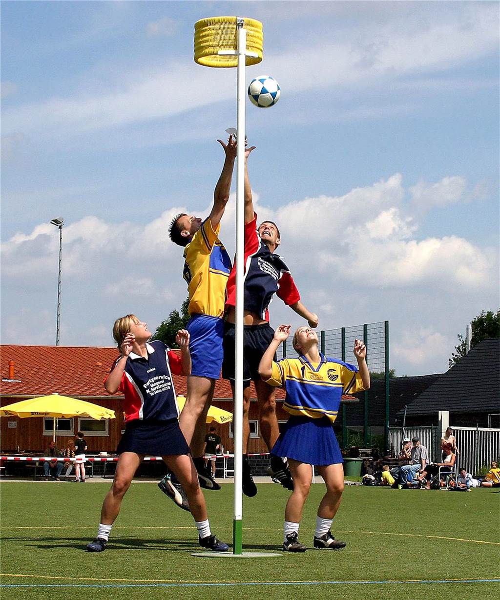 Micky Beisenherz lästert über Korfball in Castrop-Rauxel Vier Korfball-Spieler duellieren sich an einem Korb.