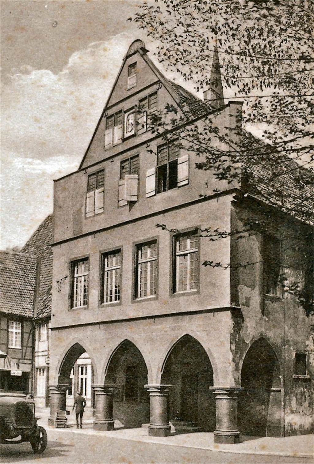 Das Alte Rathaus kann jetzt sprechen - dank eines Podcast-Projekts Dieses Foto des Rathauses entstand wohl zwischen 1910 und 1920. Auf dem schwarz-weiß Bild sind auch Menschen und ein Auto zu sehen.