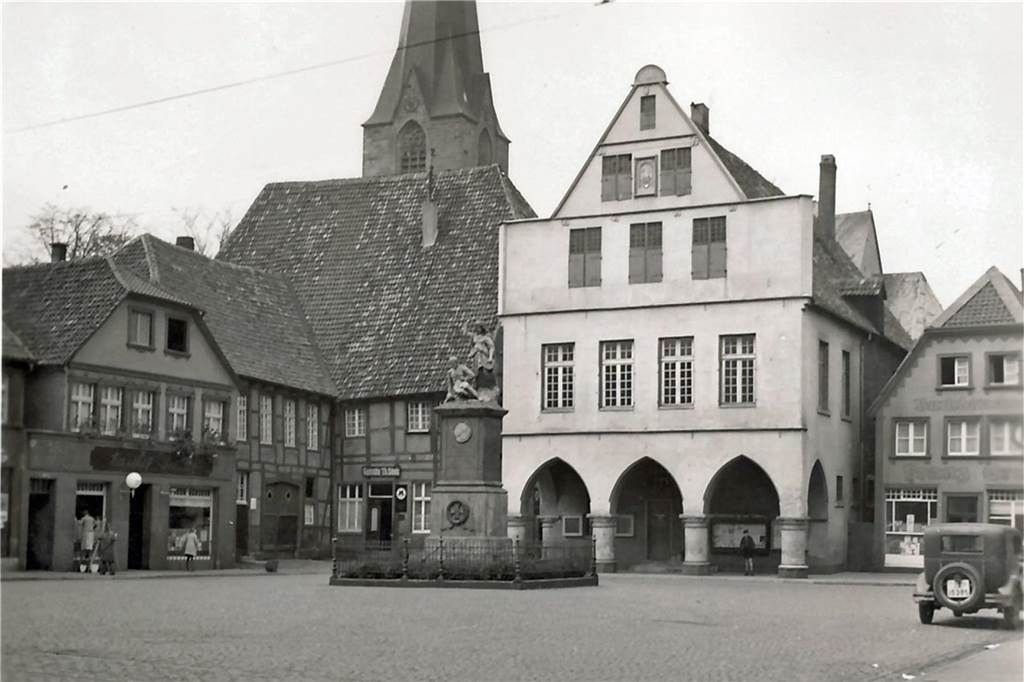 Dieses Foto des Rathauses ist um das Jahr 1930 entstanden. Damals befand sich auf dem Marktplatz noch ein Ehrenmal für die gefallenen Soldaten. 