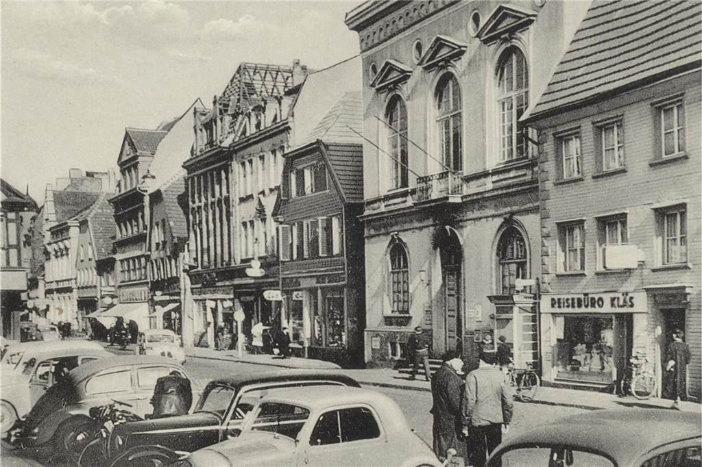 Lünen-Mitte: Gute Gastronomie-Auswahl aber zu wenig Raum für Kinder Dieses Foto einer Lünerin zeigt den Alten Markt (heute Lange Straße), auf dem damals noch Autos fuhren und parkten.