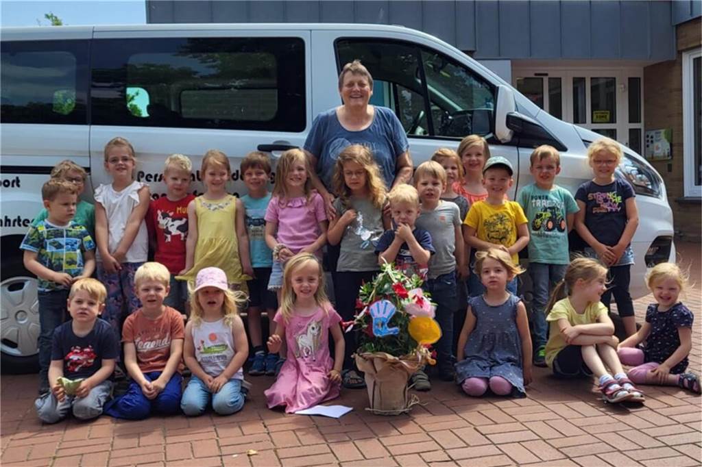Eltern erhalten Kita-Bus: Große Freude trotz neuer Herausforderungen Dieses Foto entstand am letzten Fahrtag (21. Juni), an dem Maria Terhaar (Fahrdienst Beßler) die Kinder aus Ahle und Averbeck zur Kita gebracht und abgeholt hat. Ab jetzt kümmern sich darum die betroffenen Eltern mit einem eigenen Verein.