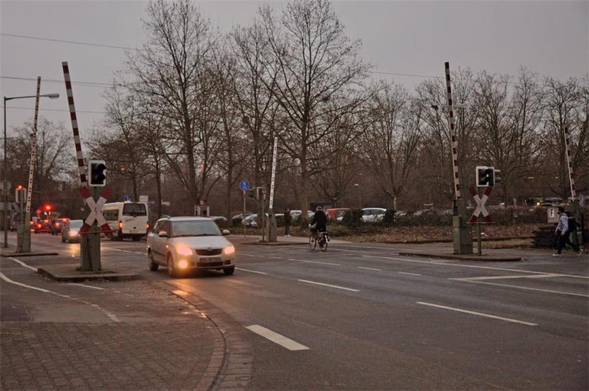 Verwirrung um Bahnübergang - ein Drama in neun Akten Dieses Foto entstand am Montag kurz nach 16 Uhr. Da war der Bahnübergang wieder befahrbar.
