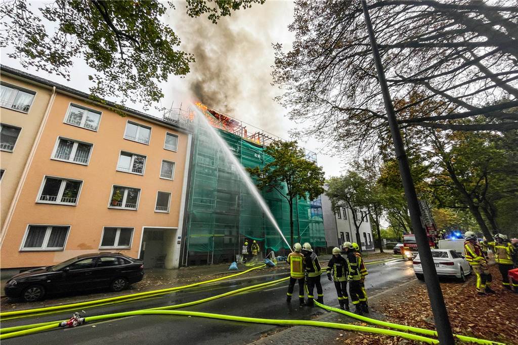 „Es ist fast nichts mehr übrig“: Eigentümer baut Brandruine wieder auf Rückblick auf den Tag des Brandes. Feuerwehrleute richten einen starken Wasserstrahl auf das brennende Dachgeschoss.