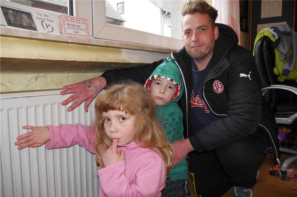 Kühlschrank-Wohnung in Herten-Süd: So geht es der Familie Peters momentan Dieses Foto entstand Anfang Februar: Eiskalt waren da alle Heizungen in der Wohnung von (v.l.) Mara (5), Fabian (8) und Alexander Peters.