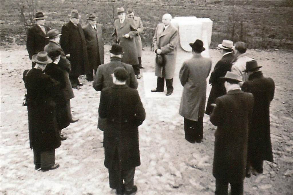 Die Lippe spielte auch im Mittelalter eine wichtige Rolle Dieses Foto entstand bei der Einweihung des Gedenksteines an der Lippebrücke im Jahre 1953.
