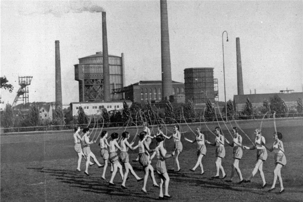Verein hat Foto-Raritäten aus der Evinger Geschichte gefunden Dieses Foto entstand um 1936 und zeigt Haushaltsschülerinnen des Wohlfahrtsgebäudes beim Sport auf dem Eckey-Sportplatz