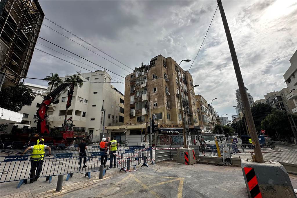 Recklinghäuser Familie erlebt die Angriffe in Israel: „Fühlten uns im Stich gelassen“ Ein zerstörtes Gebäude in Tel Aviv