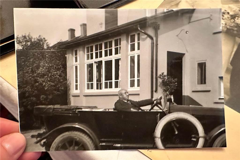 Dortmunds erste Frau mit Führerschein: Luise Feeths Tochter erzählt Ein Foto von Wilhelm Knorr in einem frühen Automobil.