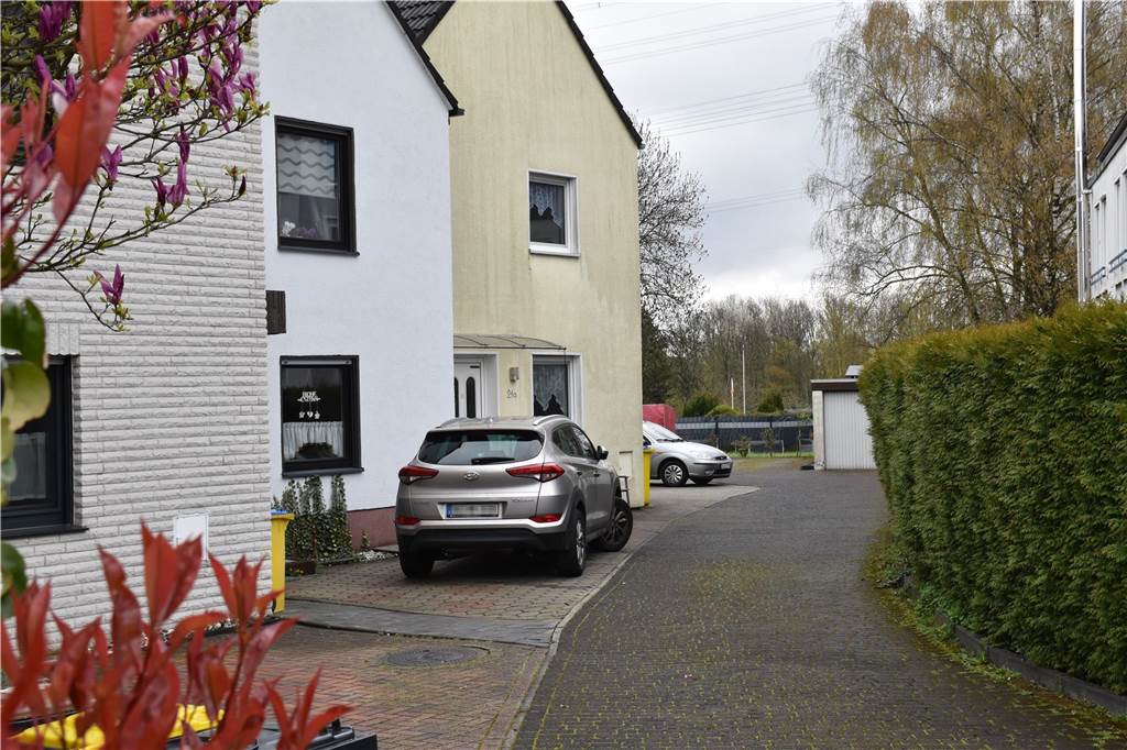 Nachbarn müssen Garage ersteigern, die sie vor Jahren bezahlt haben Über Privatgelände führt die gepflasterte Einfahrt zur umstrittenen Garage.