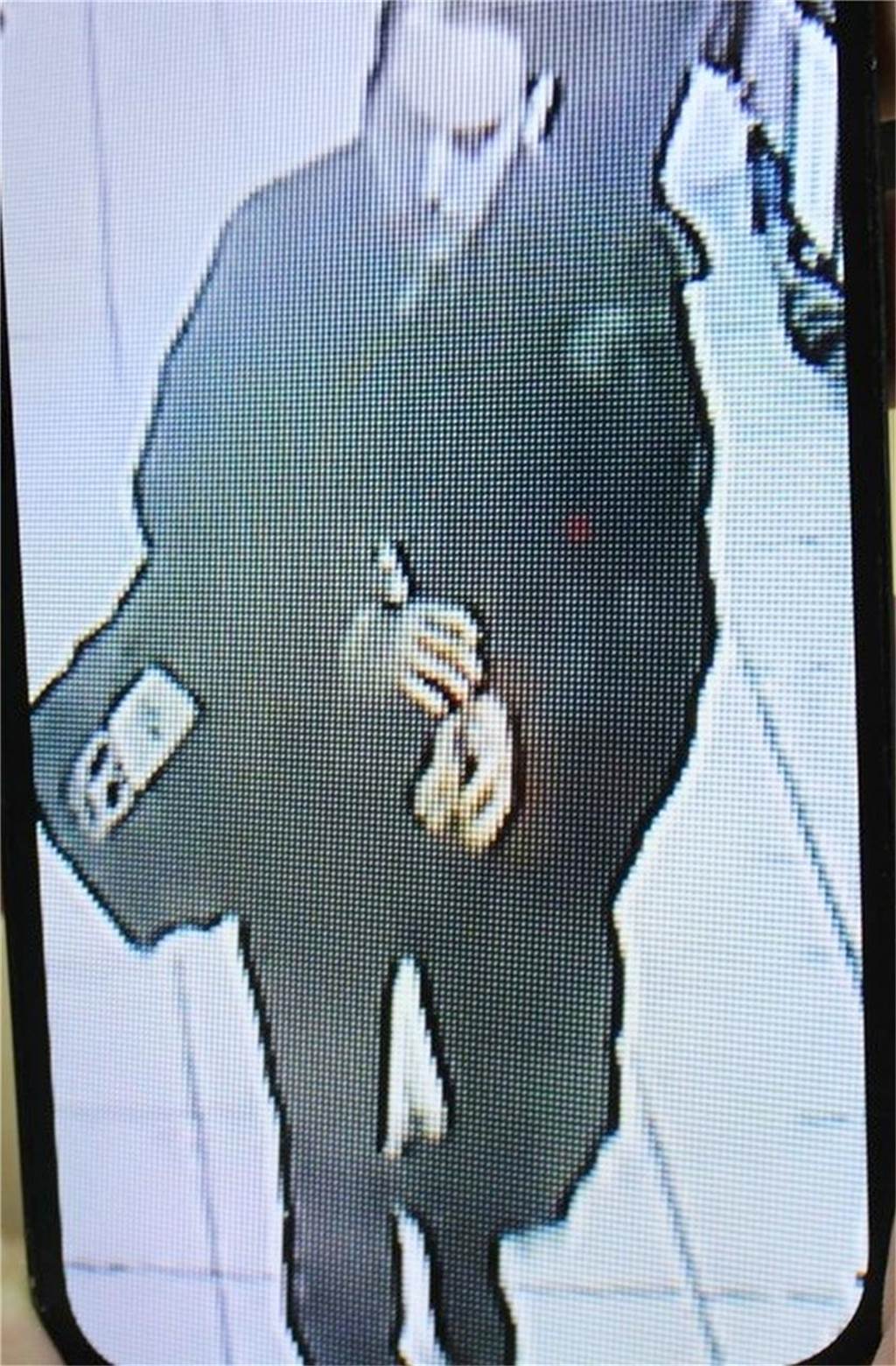Mutmaßlicher Dieb verletzt Ladendetektiv mit Klinge Dieses Foto konnte der Ladendetektiv vom Tatverdächtigen machen. Damit sucht die Polizei Dortmund nun nach Zeugen und Hinweisen.