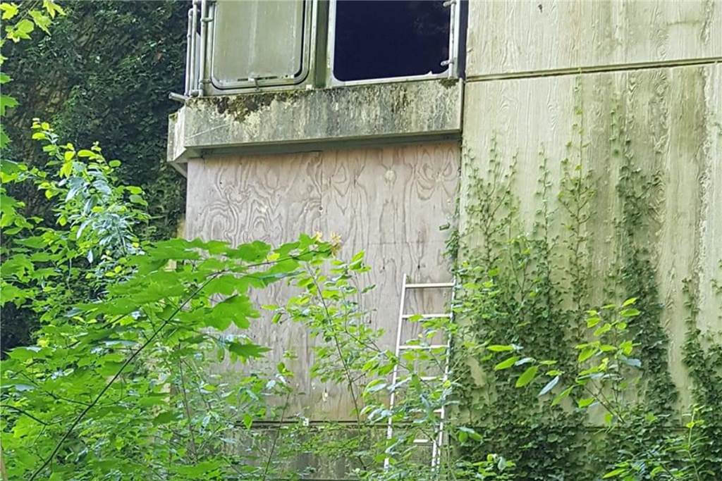 Eine Leiter steht an der Hausfassade des Habiflex in Dorsten.