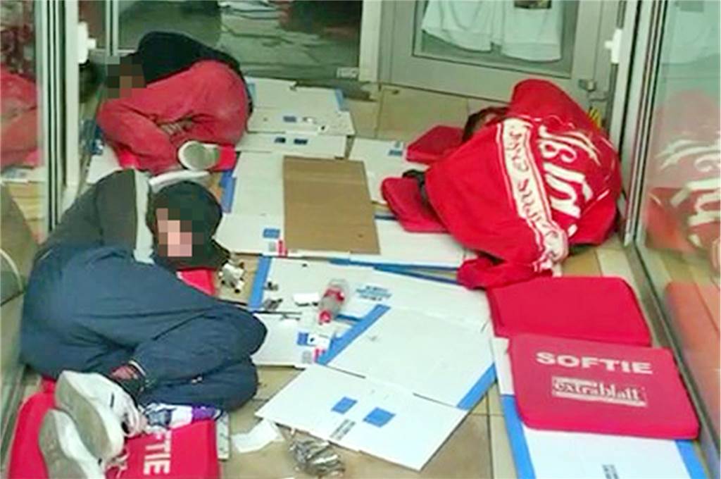 Geschäftsleute sauer: „Die Wißstraße verkommt zur Bettelmeile!“ Dieses Foto machte eine Geschäftsfrau, als sie morgens zu ihrem Laden an der Wißstraße kam. Drei junge Männer schliefen im Eingang zu dem Ladenlokal.