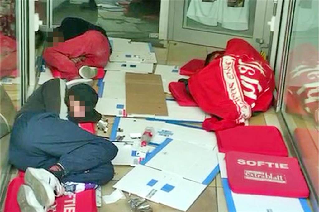 Dieses Foto machte eine Geschäftsfrau im Jahr 2020, als sie morgens zu ihrem Laden an der Wißstraße kam. Drei junge Männer schliefen im Eingang zu dem Ladenlokal.