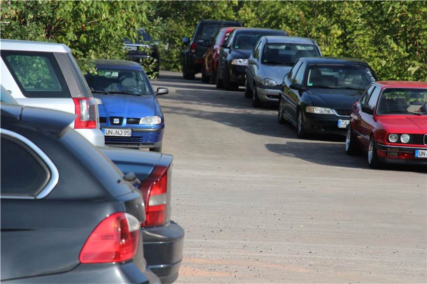 Parken am Bahnhof Bork: Stadt befasst sich mit dem Problem bei einer Bürgerversammlung Dieses Foto stammt aus dem Jahr 2018. An der Parkplatznot am Bahnhof Bork hat sich seitdem aber nichts geändert.