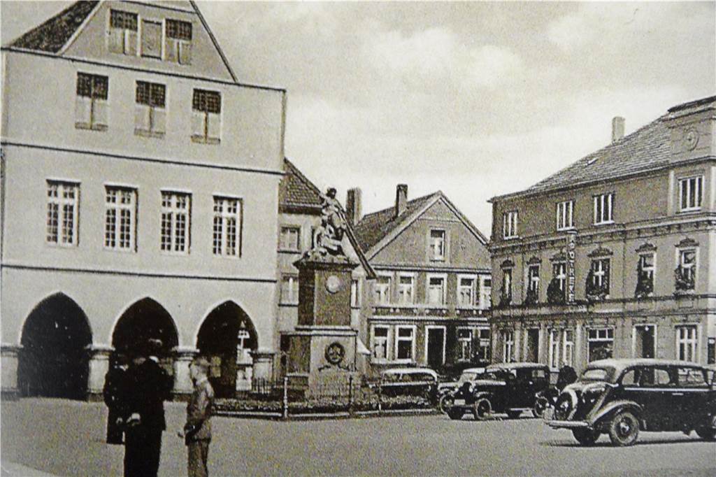 Dieses Foto stammt aus den 1920er- oder 1930er-Jahren. Später kann es nicht entstanden sein, denn 1937 wurde das Ehrenmal für die gefallenen Soldaten vom Marktplatz verbannt.