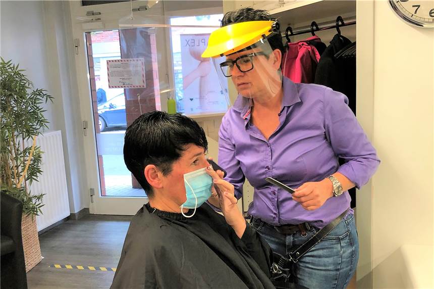 Foto löst Irritationen um Maskenpflicht bei Friseuren aus Dieses Foto stieß einigen Lesern wegen der fehlenden Textil-Maske übel auf. Tatsächlich verstößt die Friseurmeisterin hier nicht gegen die geltende Coronaschutzverordnung, weil es sich um ein Archivbild handelt.