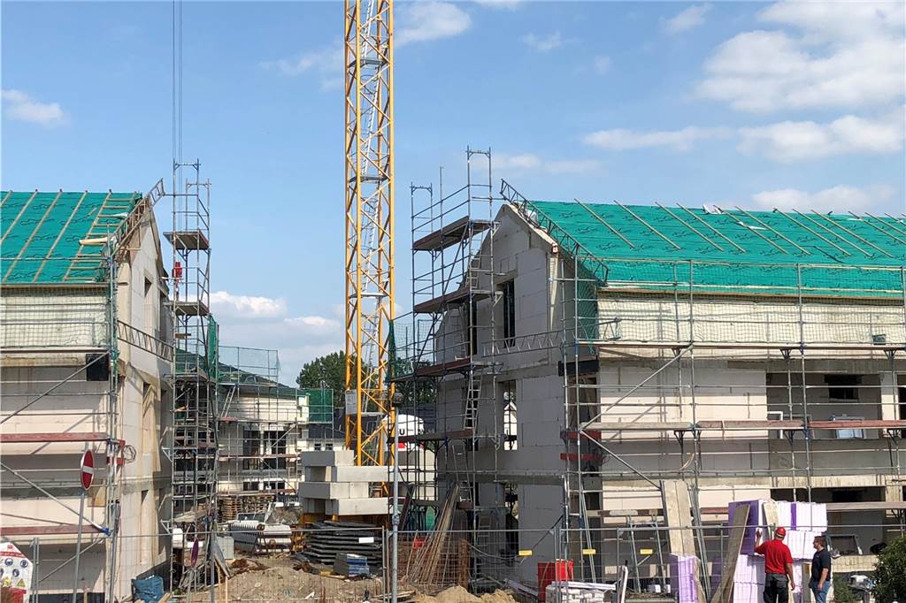Nachbarn fühlen sich betrogen: Aus Einzelhäusern wurde eine 52-Meter-“Großstadtfassade“ Dieses Foto vom Betreuten Wohnen im Elterbreischlag stammt von August...