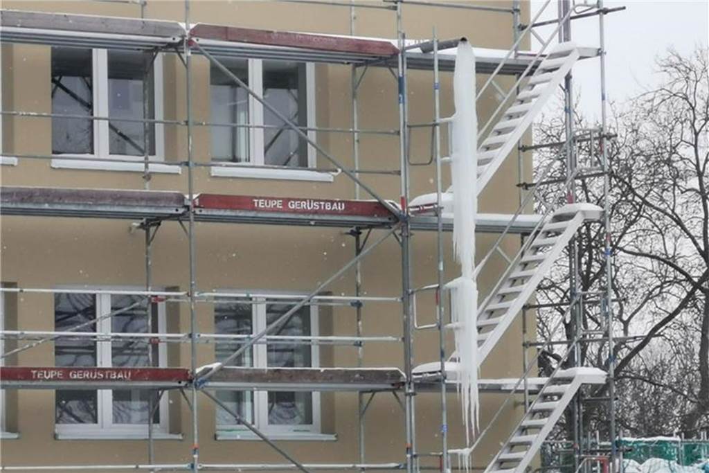 Winter-Wetter: Wo hängt Dortmunds schönster und größter Eiszapfen? Dieses Foto von einem Eiszapfen, der vom Baugerüst vor dem Sozialamt herunterhängt, hat uns ein Anwohner aus dem Klinikviertel zugeschickt.