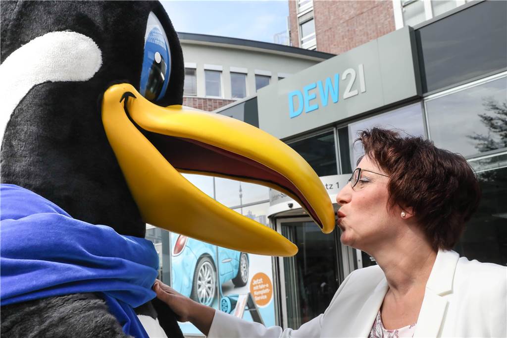 Pehlke-Nachfolge gesucht: Frauenfrage und Parteibuch entscheidend? Heike Heim und DEW21-Maskottchen Pido