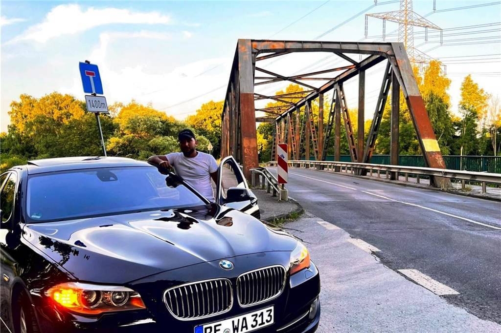 „Gott sei Dank sind wir rausgekommen“: BMW überschlug sich auf der A 2 Wassim Snbol hat sein Auto vor einer Brücke abgestellt und schaut in die Kamera. Das Foto ist in der Zeit vor dem Unfall entstanden.