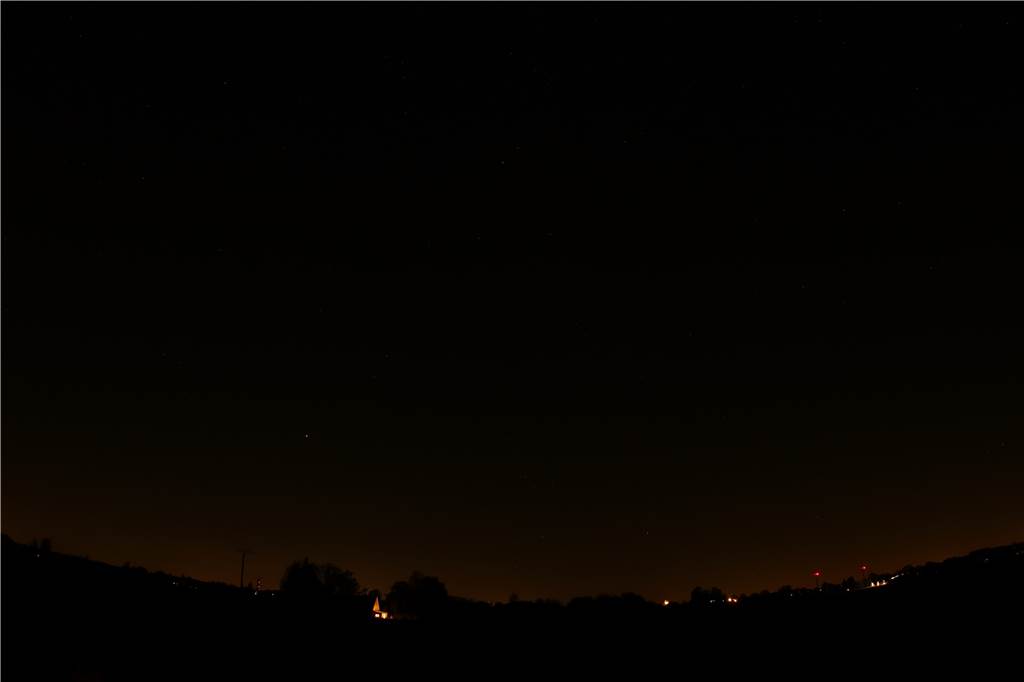 So stark strahlt das Licht der Ruhrgebietsstädte am Nachthimmel über Selm Dieses Foto von Wolfgang Zimmermann ist von Anfang Oktober. Entstanden ist es zwischen Selm und Bork, Blickrichtung Norden.